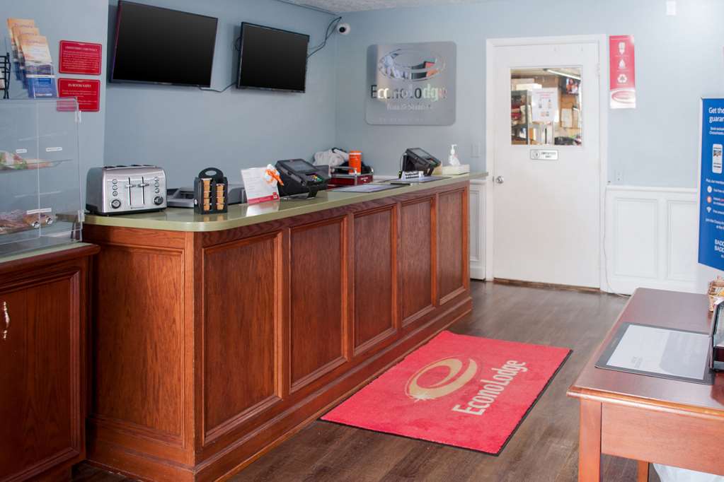 Econo Lodge Inn & Suites South - photo 2