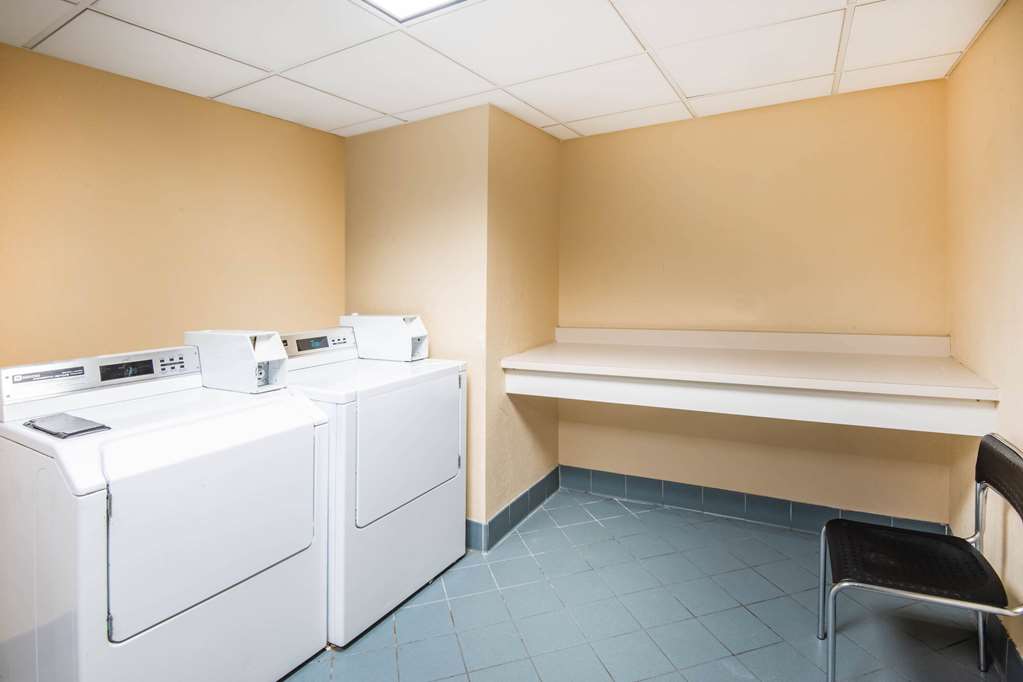La Quinta Inn & Suites by Wyndham Colorado Springs South AP - photo 60