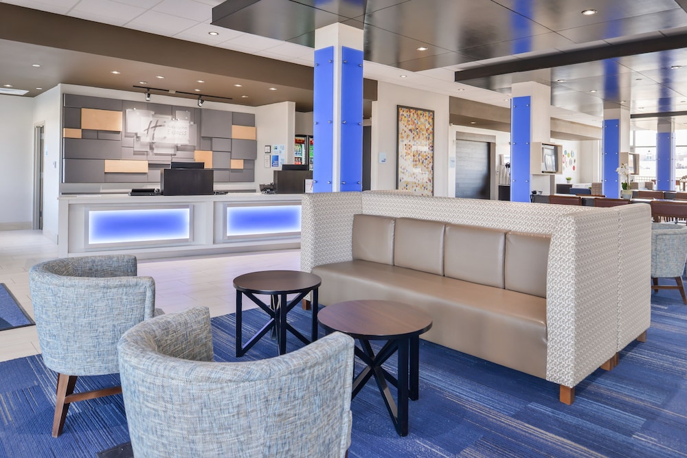 Holiday Inn Express & Suites Kansas City Lee's Summit by IHG - photo 52