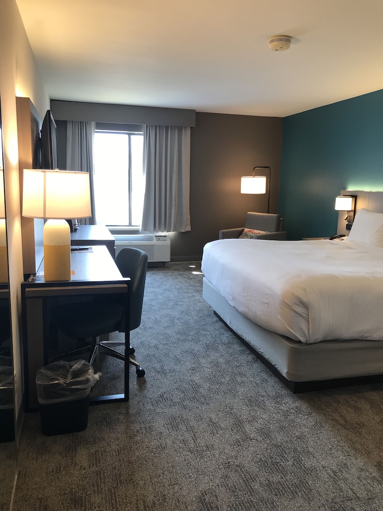 Comfort Inn & Suites NW Milwaukee - photo 17