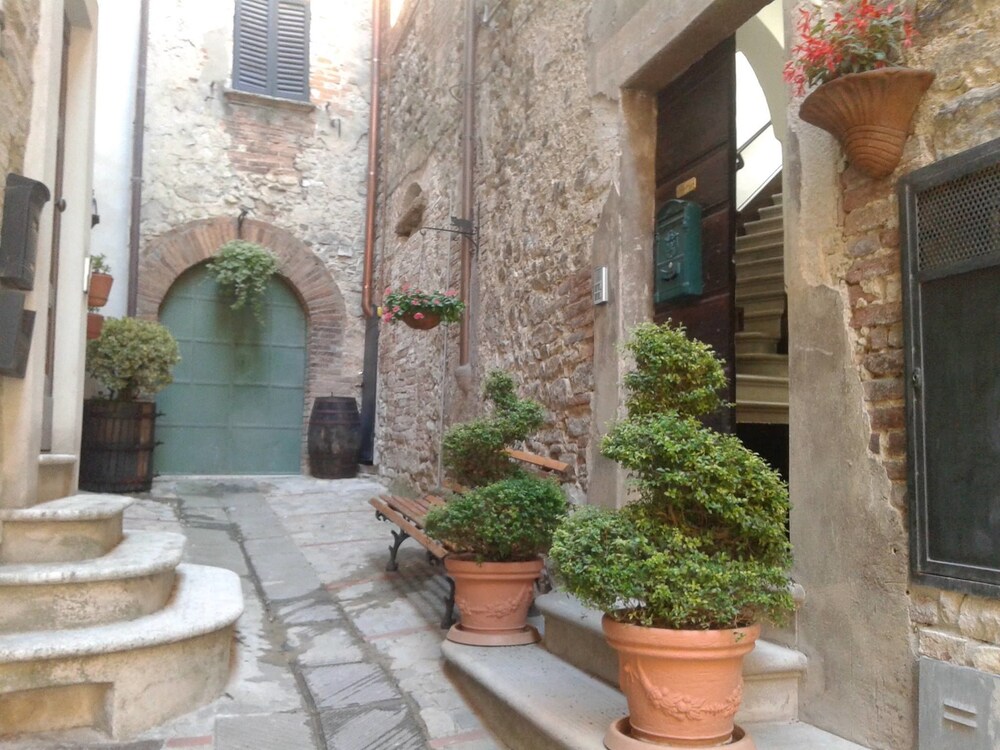 Fawlty Towers Guest House - carbon neutral hotel in Todi