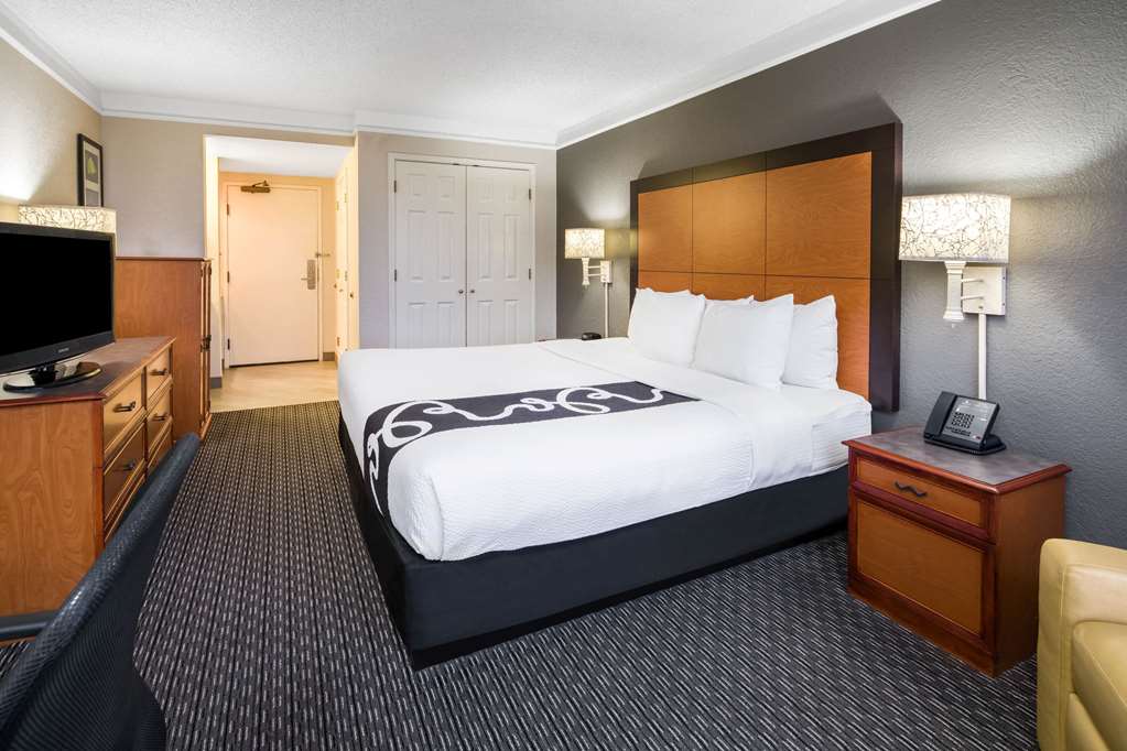 La Quinta Inn & Suites by Wyndham Buena Park - photo 17