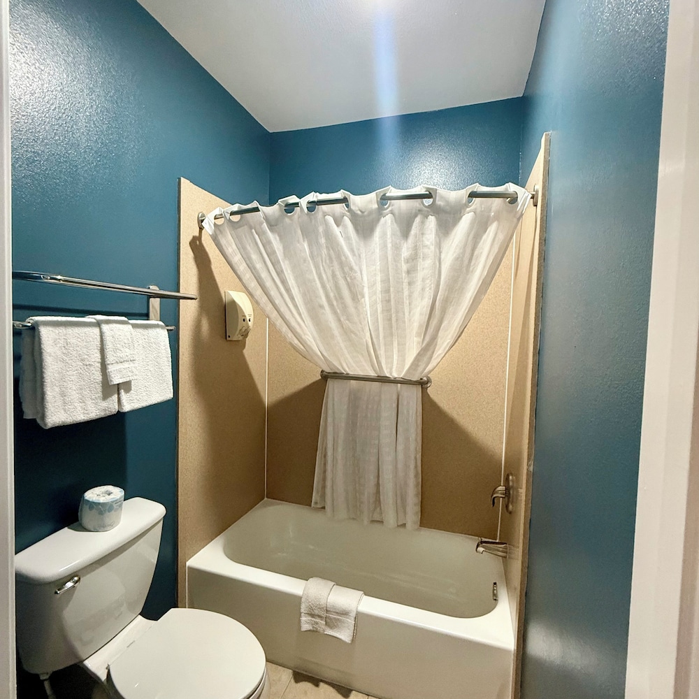 Weslaco Inn by Capital O Near Mercedes - photo 8