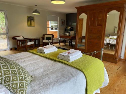 Ixia studio Serene solar pet friendly garden and valley views