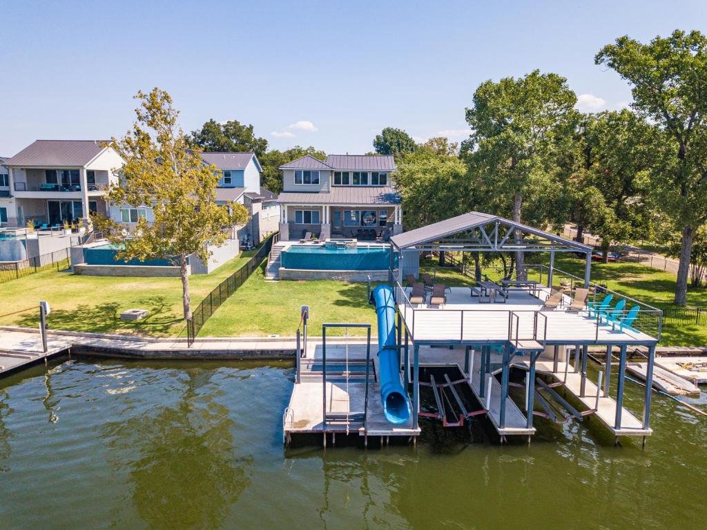 Luxury Lake LBJ House with Heated Swimming Pool and Spill Over Hot Tub and 2 Boat Slips — 4-Star Luxury Hotel in Kingsland, United States