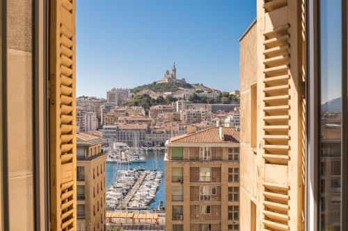 Splendide vue sur ND de la Garde et le Vieux Port in Marseille, France