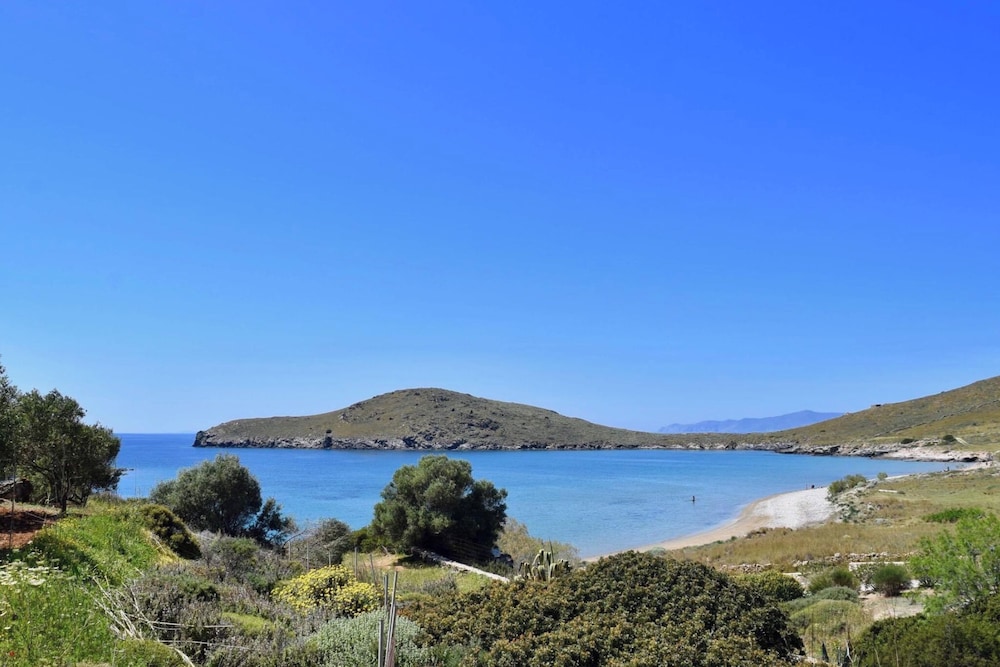 'A Paradise on Earth' Seaside Villa Says Netflix — 4-Star Luxury Hotel in Ano Syros, Greece