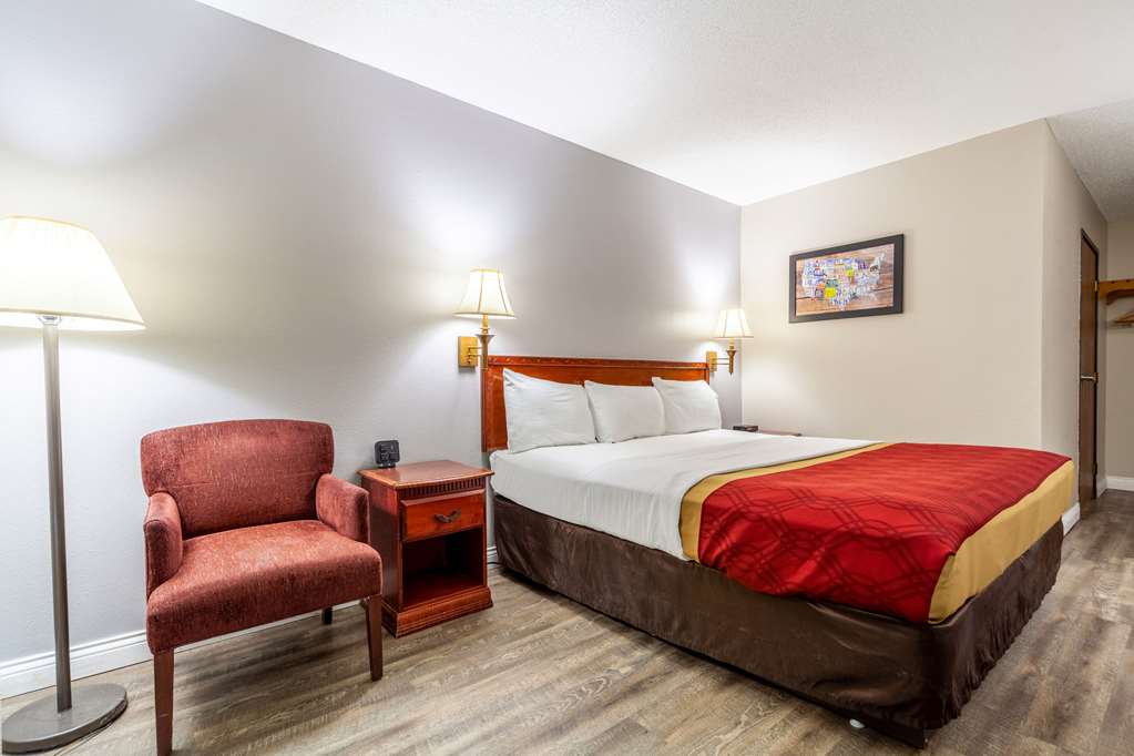 Econo Lodge Lincoln - photo 19