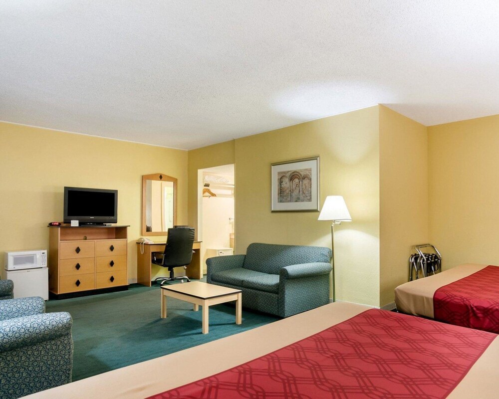 Econo Lodge Topeka Blvd. - photo 26