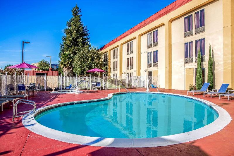 La Quinta Inn & Suites Oakland Airport Coliseum - photo 21