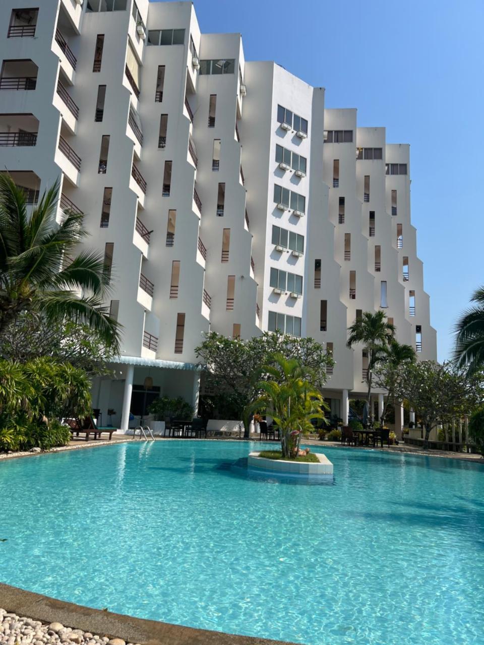 sea sand sun resort Executive 607 Mae Rumphueng beach in Rayong, Thailand