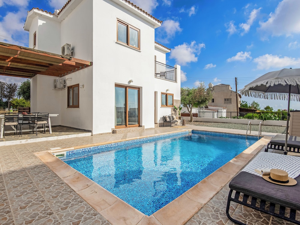 Sanders White Mountains Adorable Villa With Pool