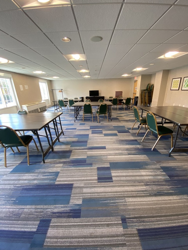 Holiday Inn Express Hotel & Suites Warrenton by IHG - photo 43