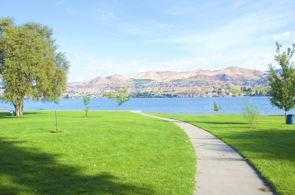 Lakeside Lodge And Suites - photo 85
