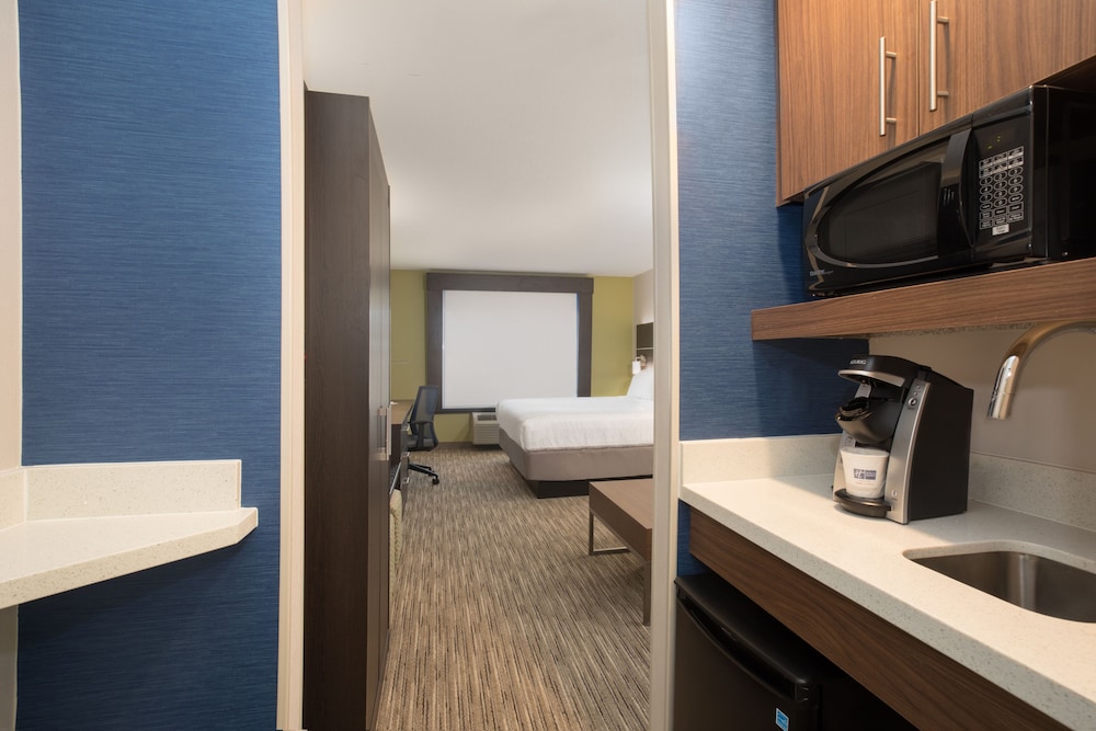 Holiday Inn Express Hotel & Suites Ft. Collins by IHG - photo 25