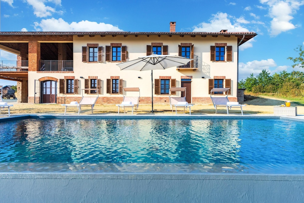 Casa Leonarda 8 Emma Villas — 4-Star Luxury Hotel in Belveglio, Italy