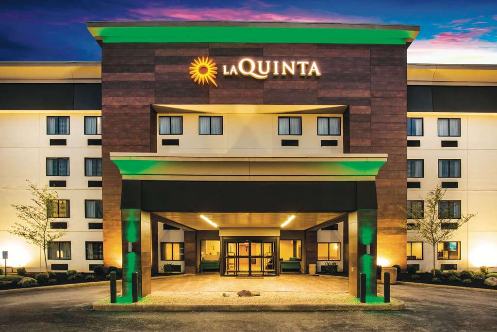 La Quinta Inn & Suites by Wyndham Cincinnati NE Mason - photo 4