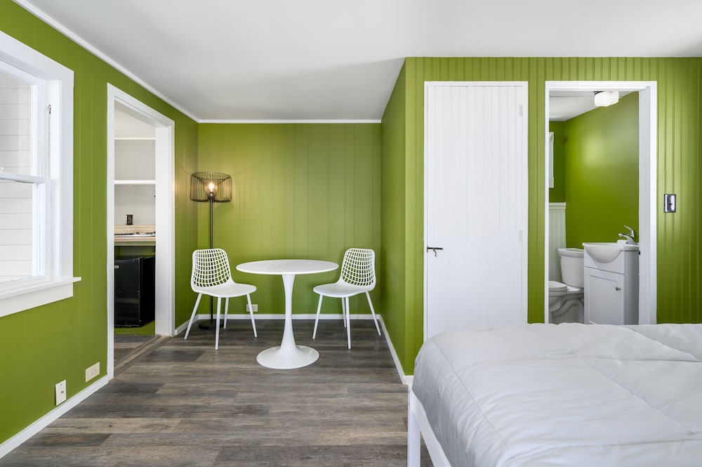 The Beaches Motel & Cottages - photo 5