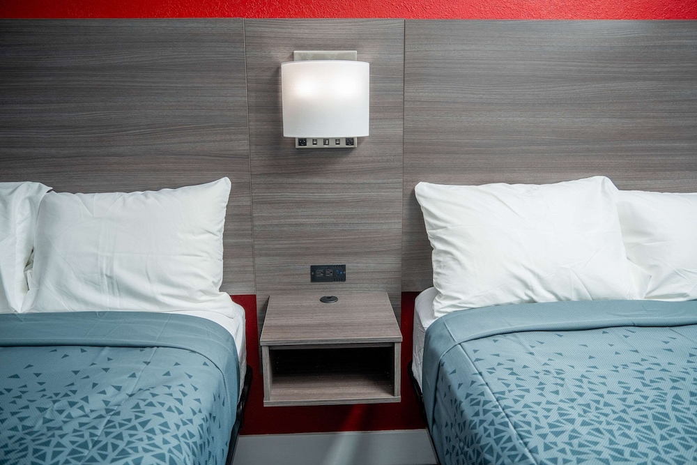 Econo Lodge Clarks Summit Scranton - photo 8