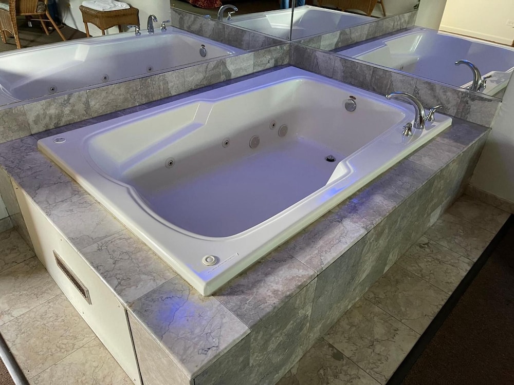 Vibe Inn Whirlpool Suites - photo 27