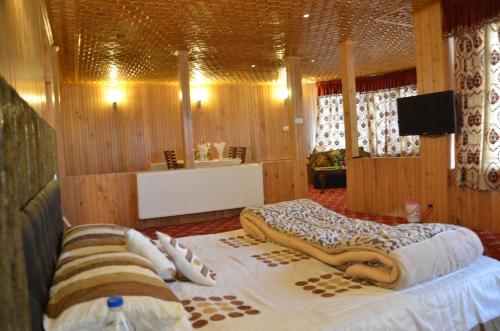 Hotel Hilltop Gulmarg in Pahlgam, India