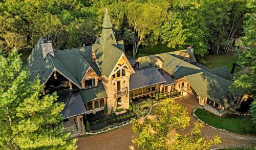 Extraordinary Manor at Dark Horse Estate — 4-Star Luxury Hotel in Franklin, United States