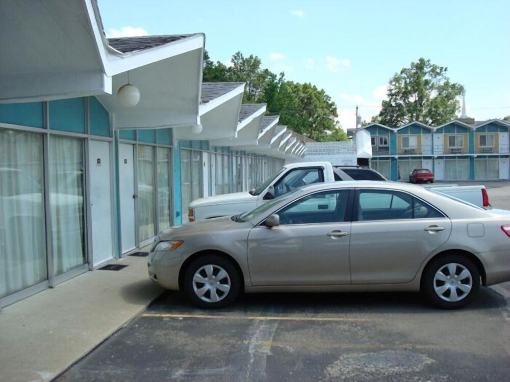Gray Plaza Motel - photo 17