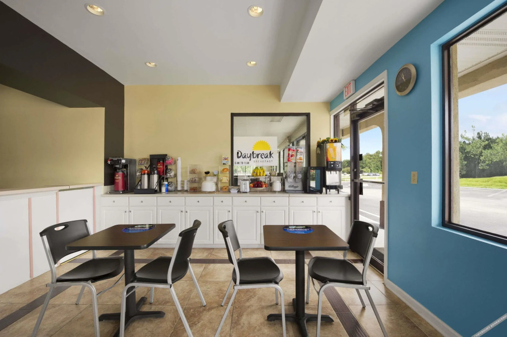Rose Garden Inn & Suites - photo 8