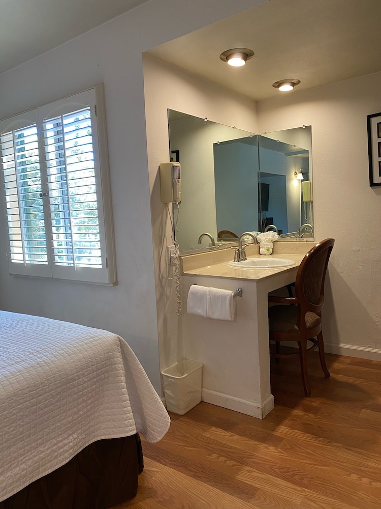 Carmel Resort Inn - photo 23