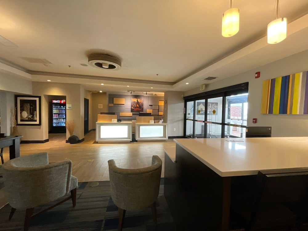 Holiday Inn Express And Suites Miami - photo 2