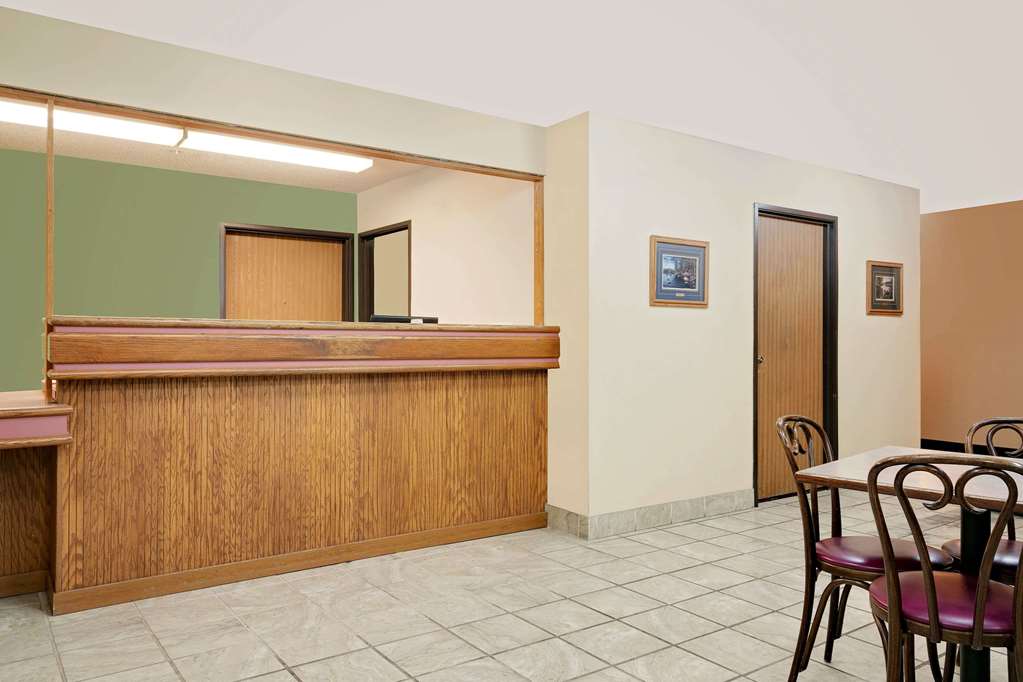 Super 8 by Wyndham Cloquet - photo 3