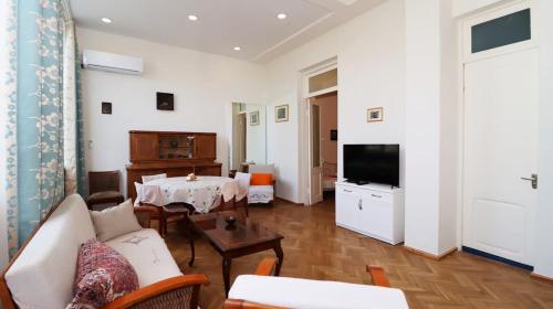 City Center Charm Family Apartment By Wehost