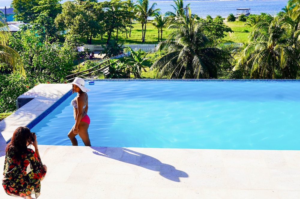 Pirate’s Den Hotel in Sandy Bay, Honduras