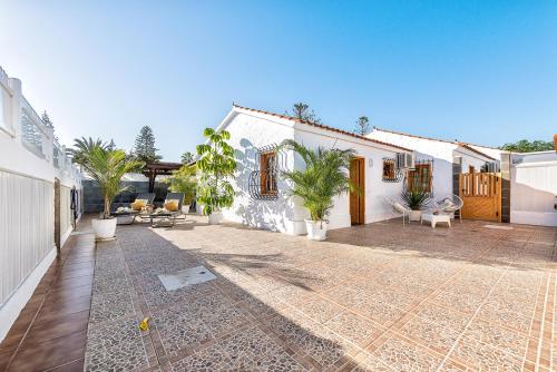 Bungalow Arcos 79 — 4-Star Luxury Hotel in Playa Del Ingles, Spain