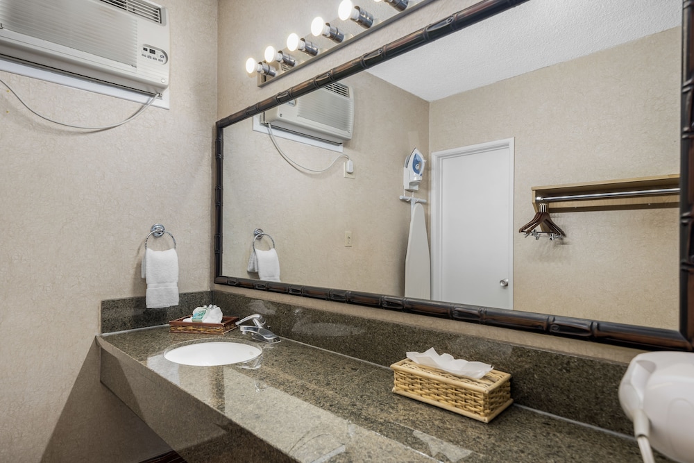 Caliente Tropics Hotel - photo 48