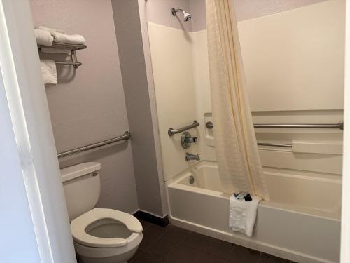 Key West Inn Chatsworth - photo 13