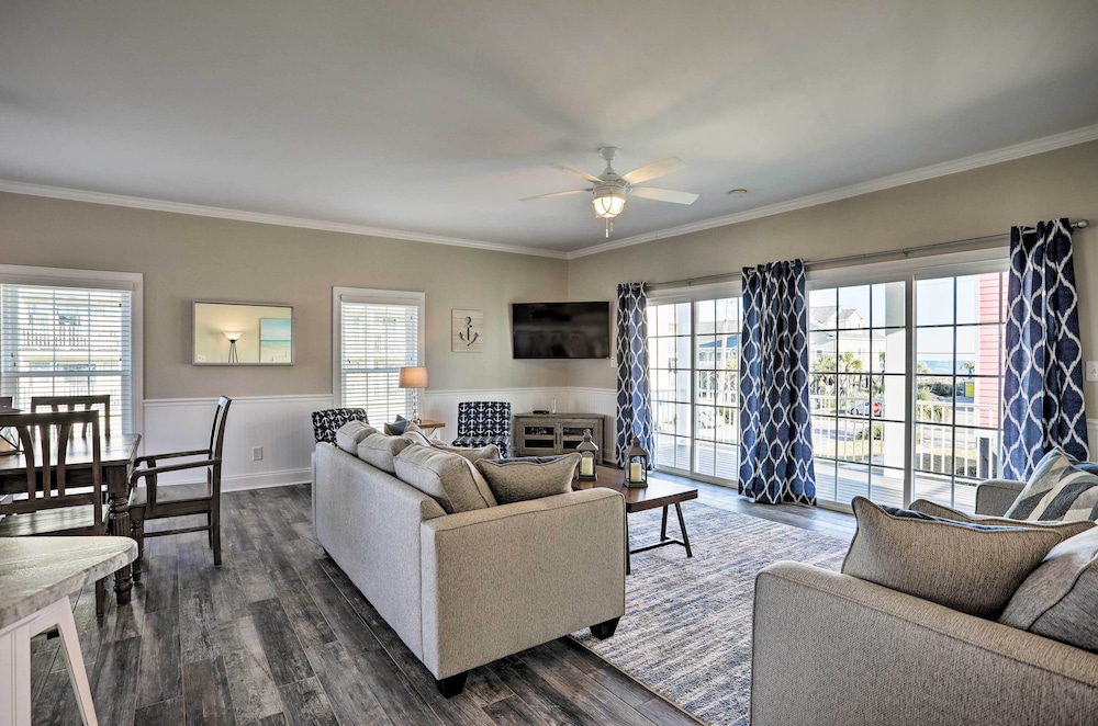 Spacious Murrells Inlet Hub with Pool Walk to Shore — 4-Star Luxury Hotel in Myrtle Beach, United States