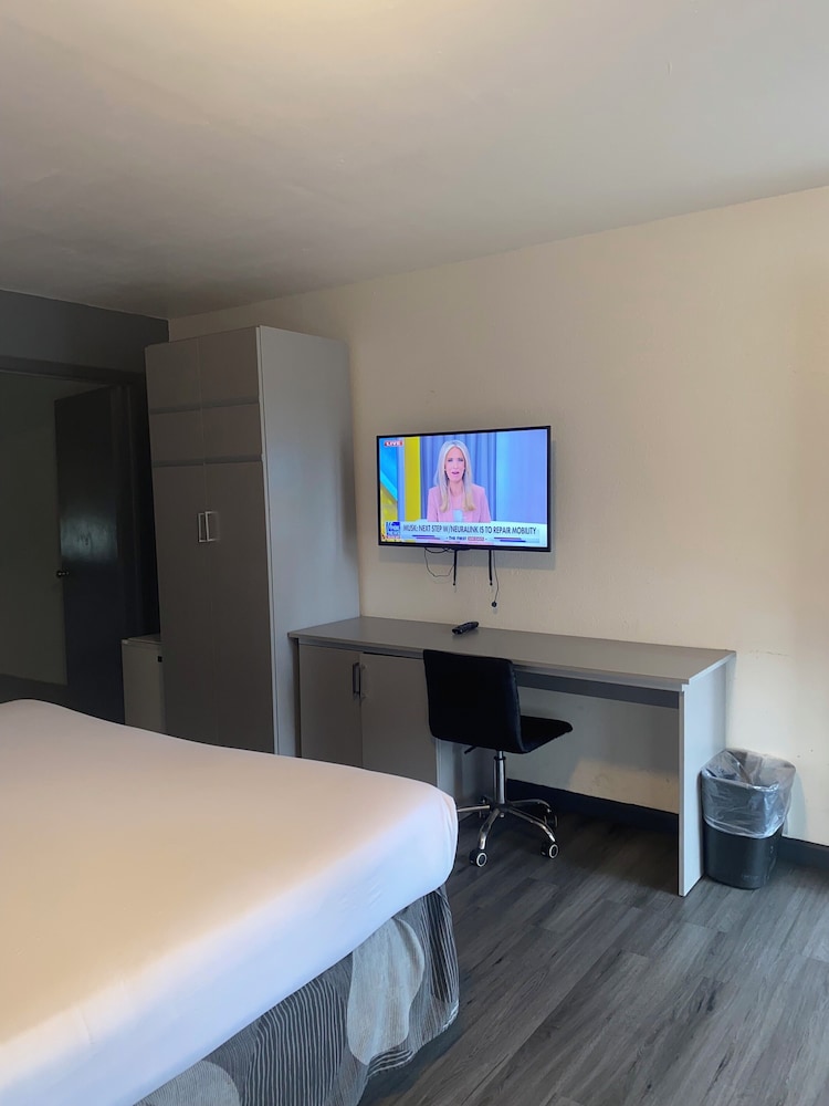 Hotel 10 Extended Stay - photo 7