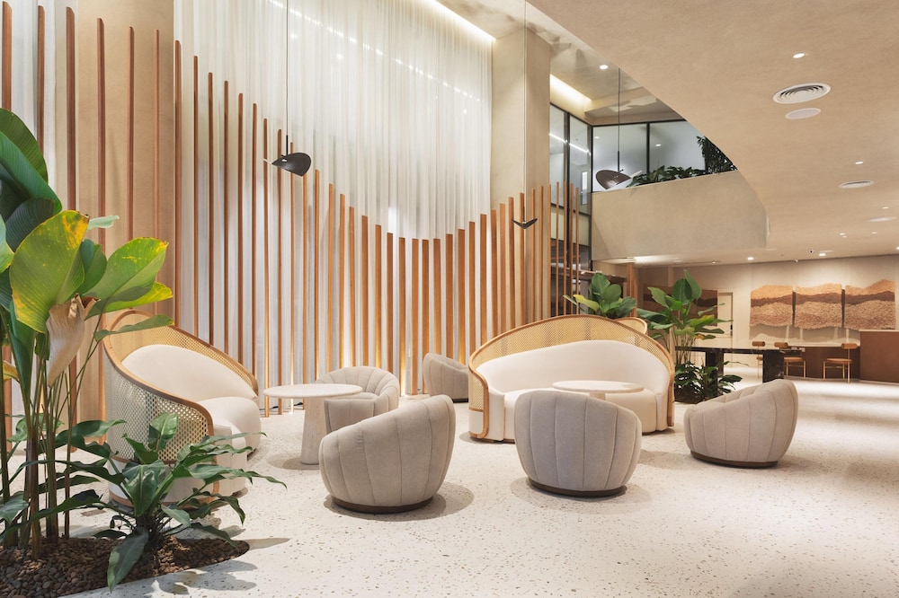Qoya Hotel Curitiba Curio Collection by Hilton — 5-Star Luxury Hotel in Curitiba, Brasil