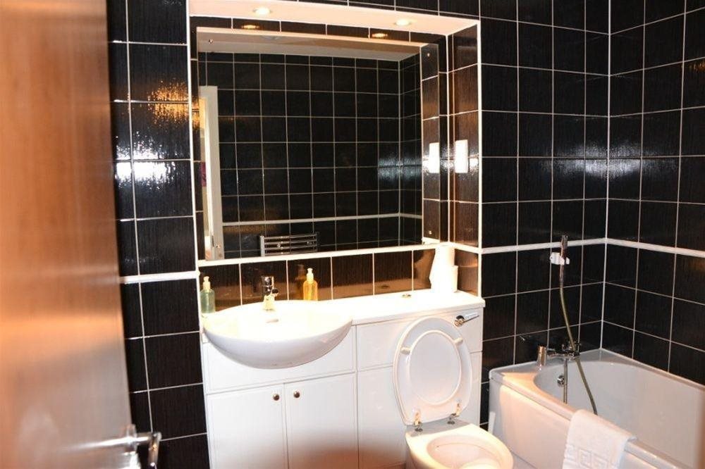 Large 2 bed flat 2 bath free parking & lift — 5-Star Luxury Hotel in Edinburgh, United Kingdom