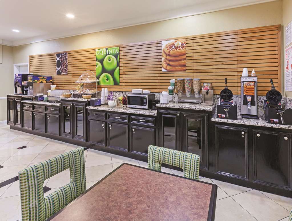 La Quinta Inn & Suites by Wyndham Pearland Houston South - photo 41