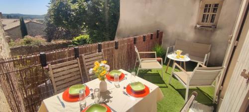 T3 Avec Sa Terrasse Au Cœur du Village Medieval — hotel in Sauzet