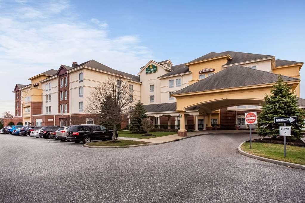 La Quinta Inn & Suites by Wyndham Islip MacArthur Airport - featured photo