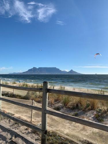 Spacious 3Bed 2bath sleep 8 Beachfront Apartment with Table Mountain and Ocean view