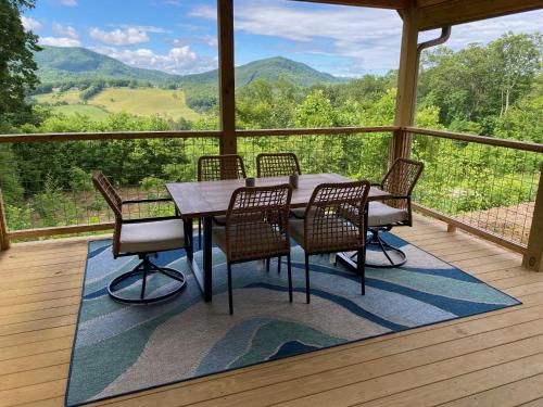 Blue Sky Cabin Built in 2023 this 3 bed 2 5 bath home has gorgeous views — 4-Star Luxury Hotel in Jefferson, United States
