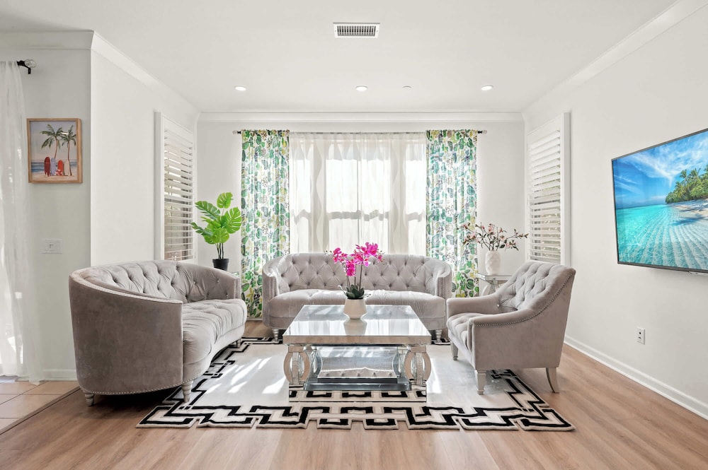 Stylish 3BR Irvine Oasis Family Friendly w Garage — hotel in Tustin
