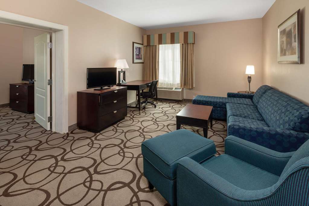 La Quinta Inn & Suites by Wyndham Fort Worth Lake Worth - photo 22