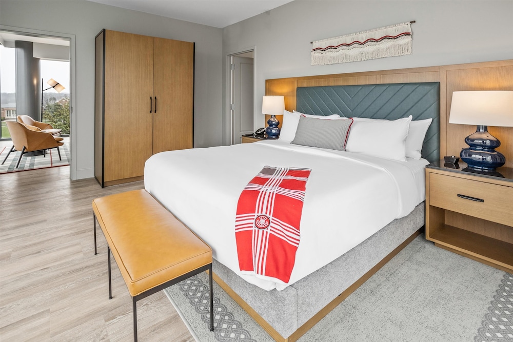 The Highlander at Radford Tapestry Collection by Hilton — hotel in Radford
