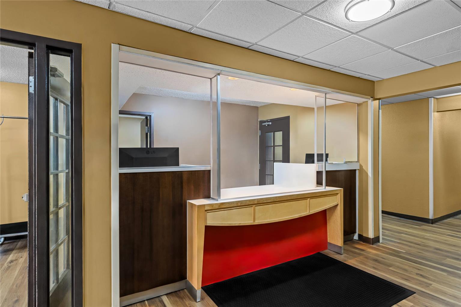 Suburban Studios Charlotte Executive Park - photo 2