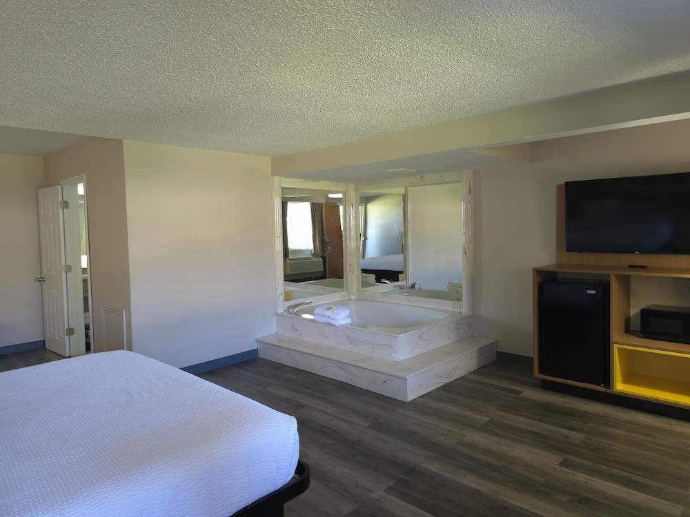 Days Inn & Suites by Wyndham Port Huron - photo 33